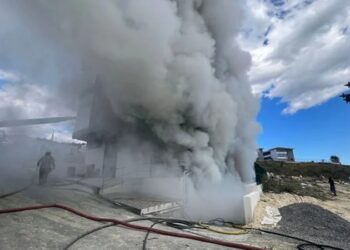 Arnavutköy’de fabrikada yangın, işçiler mahsur kaldı