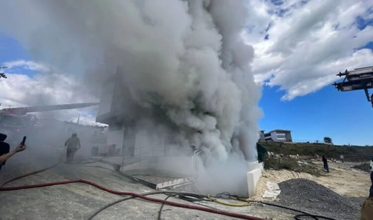 Arnavutköy’de fabrikada yangın, işçiler mahsur kaldı
