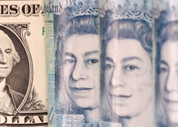 Dolar sterlini tahtından etti
