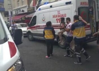 Yangında mahsur kalan anne çocuğunu balkondan aşağı bıraktı