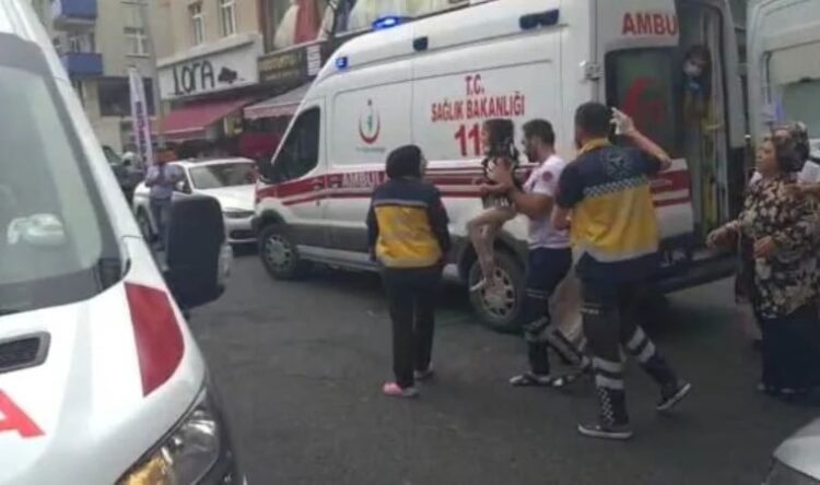 Yangında mahsur kalan anne çocuğunu balkondan aşağı bıraktı