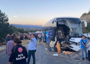 Yolcu otobüsü ile traktör çarpıştı: Ölü ve yaralılar var