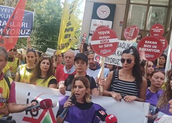 Sağlık çalışanları hakları için iş bıraktı