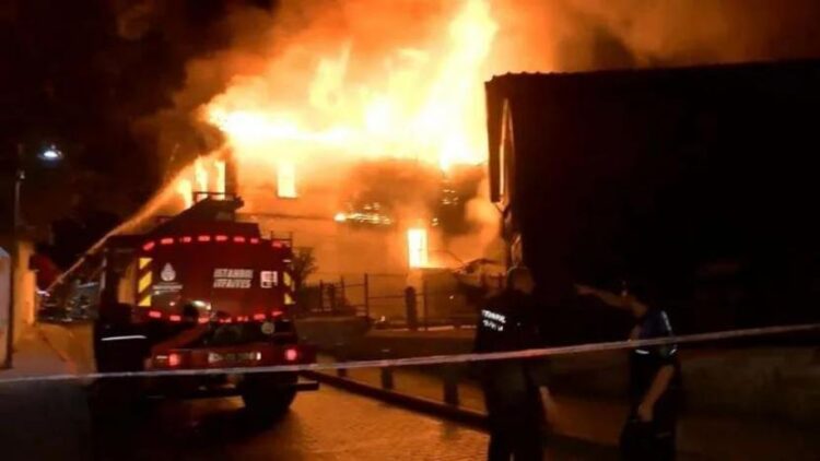 İstanbul’da tarihi fırın alevlere teslim oldu