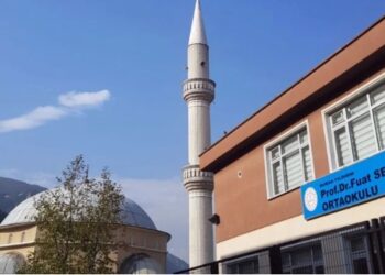 Personel yetersiz dediler, okulu öğrencilere temizlettiler