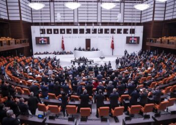 TBMM Genel Kurulu’nda ‘Sansür Yasası’ gerilimi: Sloganlarla alkışlı protesto!