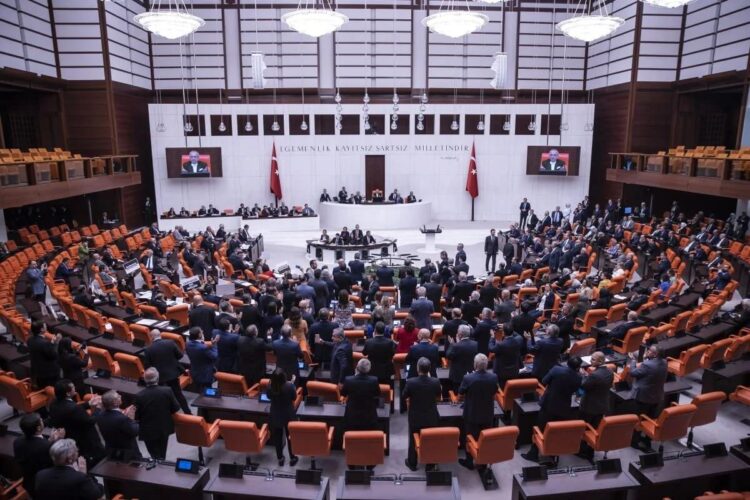 TBMM Genel Kurulu’nda ‘Sansür Yasası’ gerilimi: Sloganlarla alkışlı protesto!