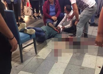 Yolda yürürken yüzüne mermi isabet etti