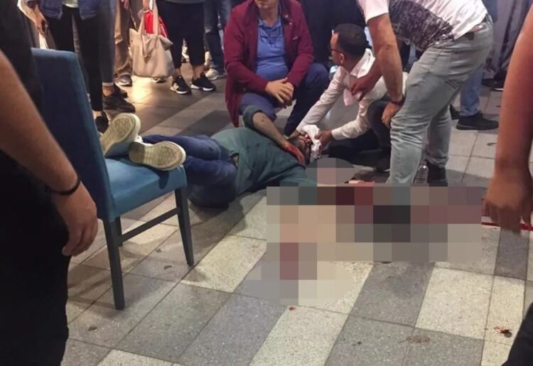 Yolda yürürken yüzüne mermi isabet etti