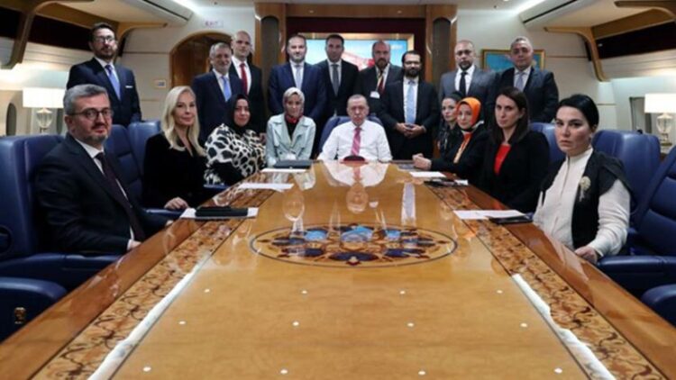 Erdoğan, uçakta havuz medyasından bir gazeteciyi fırçaladı iddiası