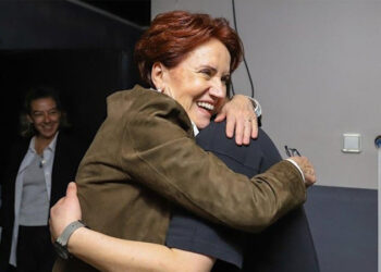 Meral Akşener, Baturay Özdemir’in stand-up gösterisini izledi