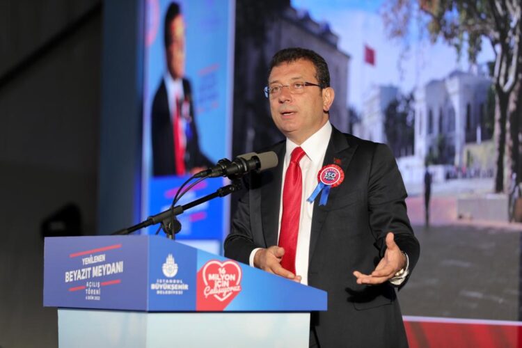 İBB, tarihi Beyazıt Meydanı’nı eski görkemine kavuşturdu