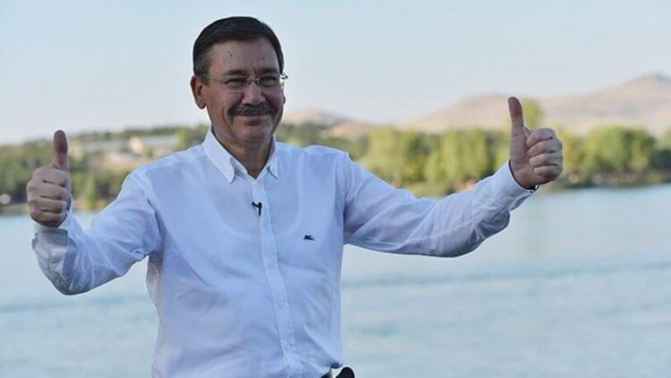 Melih Gökçek yine taşa vurdu: ‘Kaçakçı’ dediği kişiyi kendisi işe almış