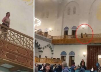 Camide ilginç anlar: Yukarı çıkıp cami cemaatine bağırdı