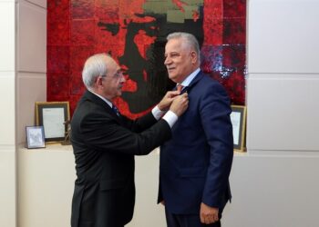 Eski AKP’li vekil CHP’ye katıldı: Rozetini Kılıçdaroğlu taktı