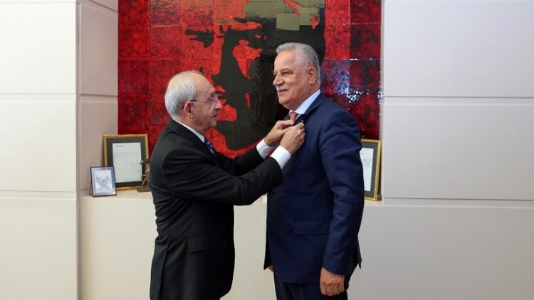 Eski AKP’li vekil CHP’ye katıldı: Rozetini Kılıçdaroğlu taktı