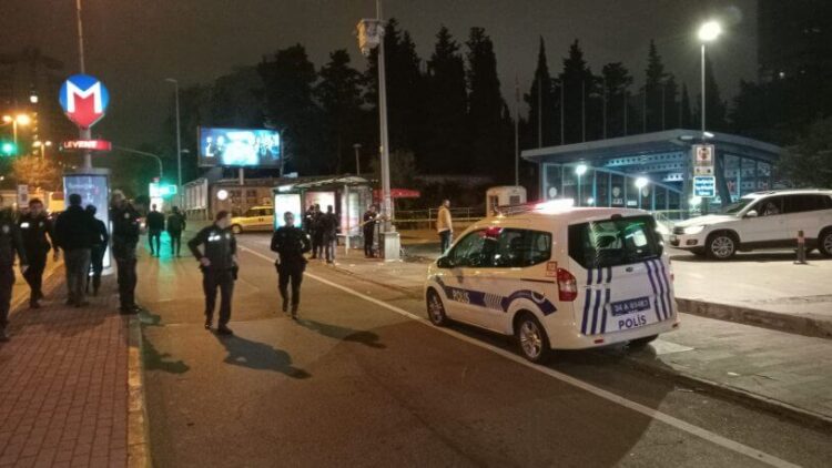 Beşiktaş’ta durakta bekleyen kişiye silahlı saldırı