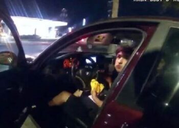 ABD’de polis, arabasında hamburger yiyen genci vurdu