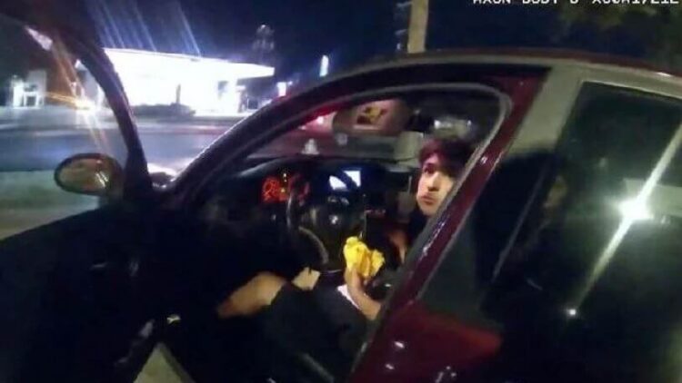 ABD’de polis, arabasında hamburger yiyen genci vurdu