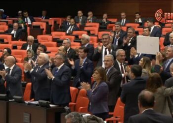 Sansür yasası görüşmelerinde büyük protesto: Meclis oturumu kapatıldı