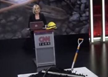 CNN Türk stüdyoya kömür getirdi, profesör tepki gösterdi