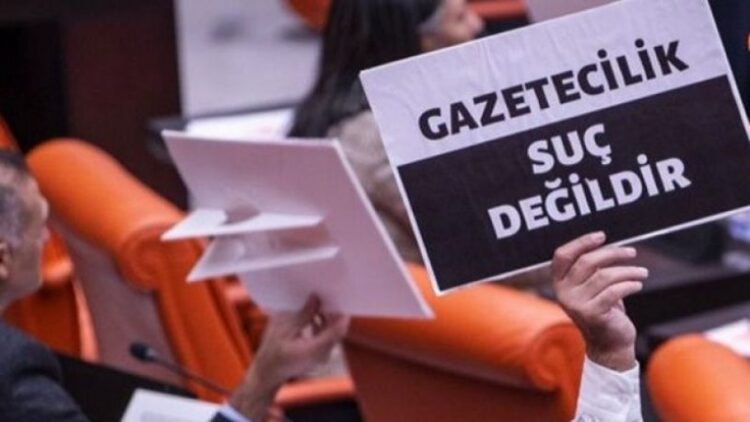 CHP, sansür yasasını AYM’ye götürüyor: ‘Türkiye bu yasayla demokratik ligden düştü’