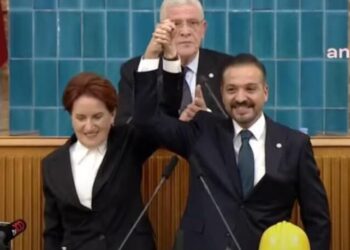 Habertürk yazarı Kürşad Zorlu, İYİ Parti’ye katıldı, rozetini Akşener taktı