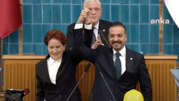 Habertürk yazarı Kürşad Zorlu, İYİ Parti’ye katıldı, rozetini Akşener taktı