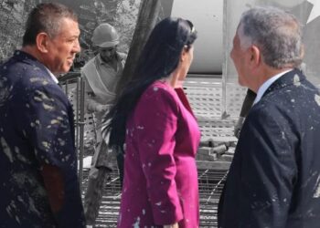 Bir anda davetlilerin üzerine püskürdü, protokol panik yaşadı