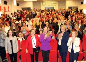 AKP’ye üye olduğunu bilmeyen 200 kadın, istifa edip törenle CHP’ye geçti