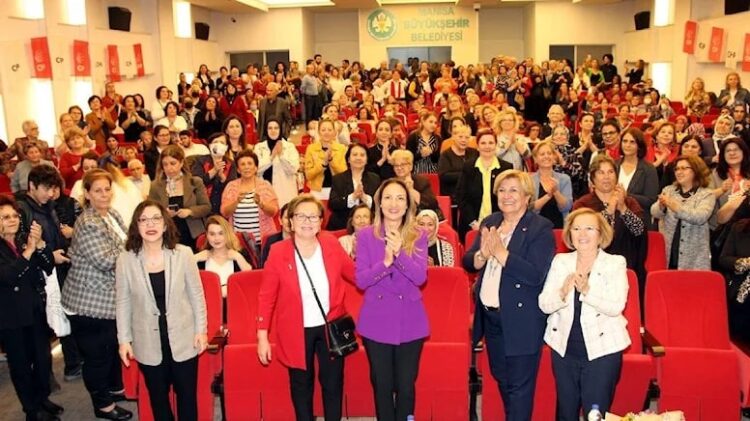 AKP’ye üye olduğunu bilmeyen 200 kadın, istifa edip törenle CHP’ye geçti