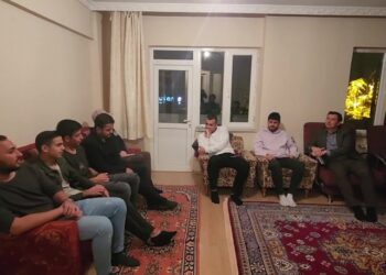 Öğrenciler CHP’li Gaytancıoğlu’na dert yandı: ‘Peyniri üçe bölüyoruz,