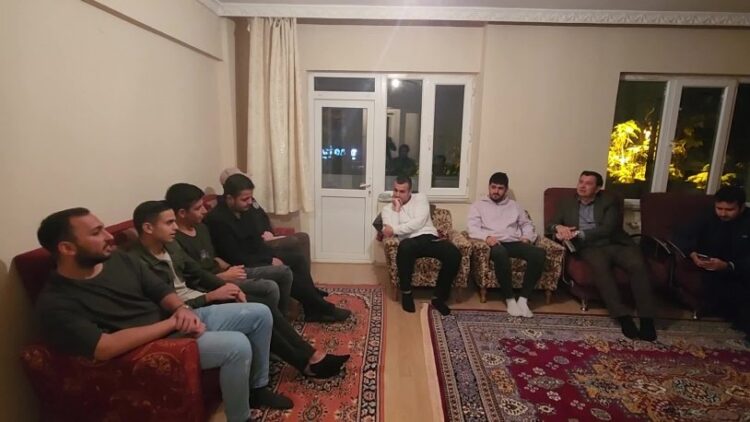 Öğrenciler CHP’li Gaytancıoğlu’na dert yandı: ‘Peyniri üçe bölüyoruz,