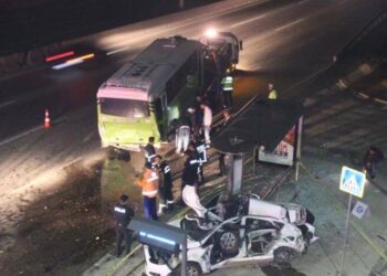 Yolcu almak için durağa yanaşan halk otobüsüne çarptı: Ölü ve yaralılar var