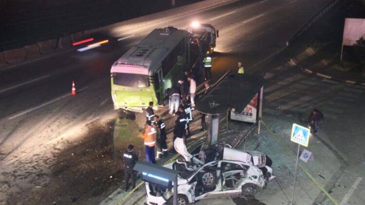 Yolcu almak için durağa yanaşan halk otobüsüne çarptı: Ölü ve yaralılar var