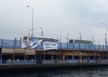 Özel Sektör Öğretmenleri Sendikası, Galata Köprüsü’ne pankart astı