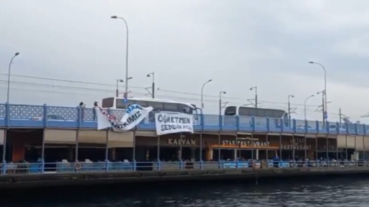 Özel Sektör Öğretmenleri Sendikası, Galata Köprüsü’ne pankart astı