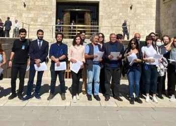 Gazetecilerin Meclis önünde açıklaması engellendi