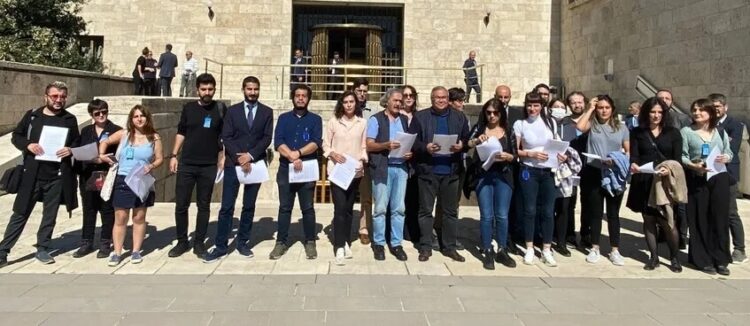 Gazetecilerin Meclis önünde açıklaması engellendi