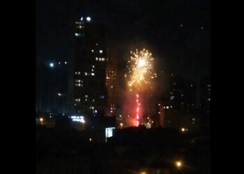 Kadıköy’de patlamanın olduğu yerde gece yarısı havai fişek patlamaları