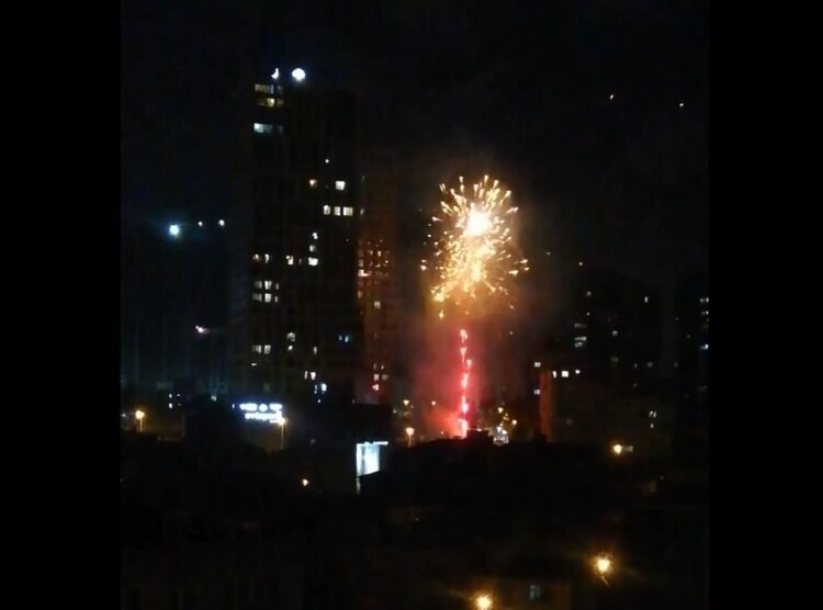 Kadıköy’de patlamanın olduğu yerde gece yarısı havai fişek patlamaları