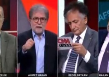 Hakan Bayrakçı, Ahmet Hakan’ın program öncesi soruları verdiğini ağzından kaçırdı