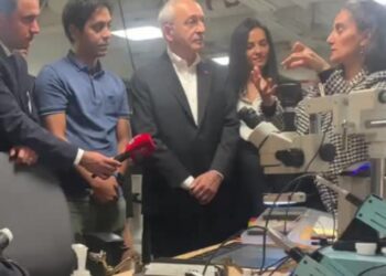 Kılıçdaroğlu, Massachusetts Teknoloji Enstitüsü’nde Türk fizikçiyi ziyaret etti