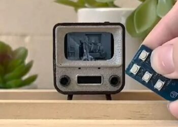 Dünyanın en küçük TV’si tanıtıldı… Sadece 15 mm…