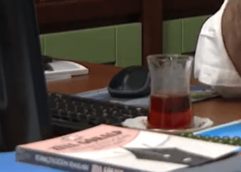 Kılıçdaroğlu’nun masasında dikkat çeken kitap