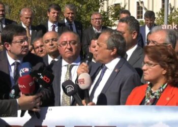 CHP heyeti İçişleri Bakanlığı önüne gitti