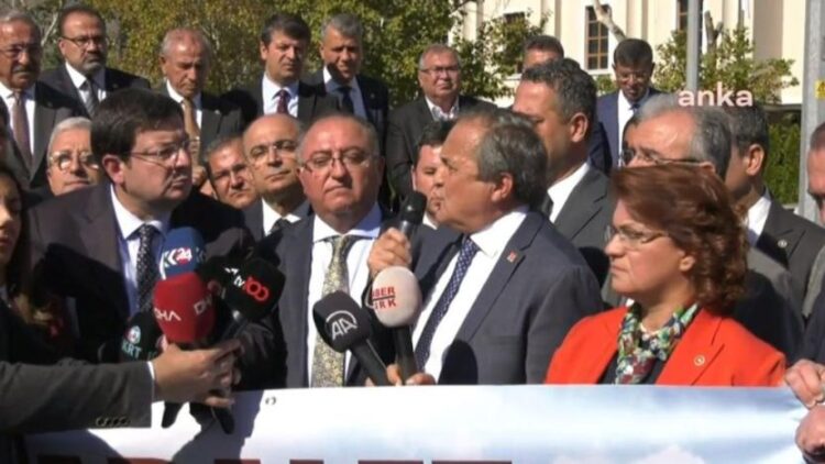 CHP heyeti İçişleri Bakanlığı önüne gitti