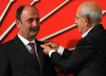 Nuşirevan Elçi CHP’ye katıldı, rozetini Kılıçdaroğlu taktı