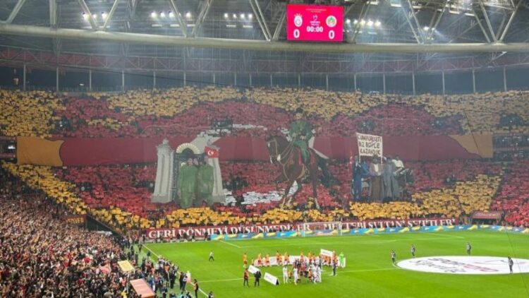 Galatasaray taraftarından 29 Ekim koreografisi