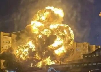 Savaş uçağı binaya düştü: Çok sayıda ölü var